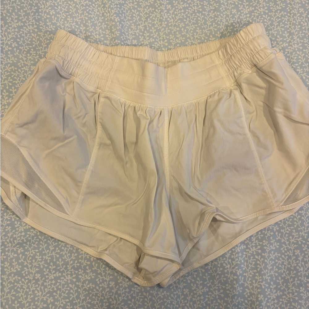 Lululemon Hottie Hot shorts in Cream